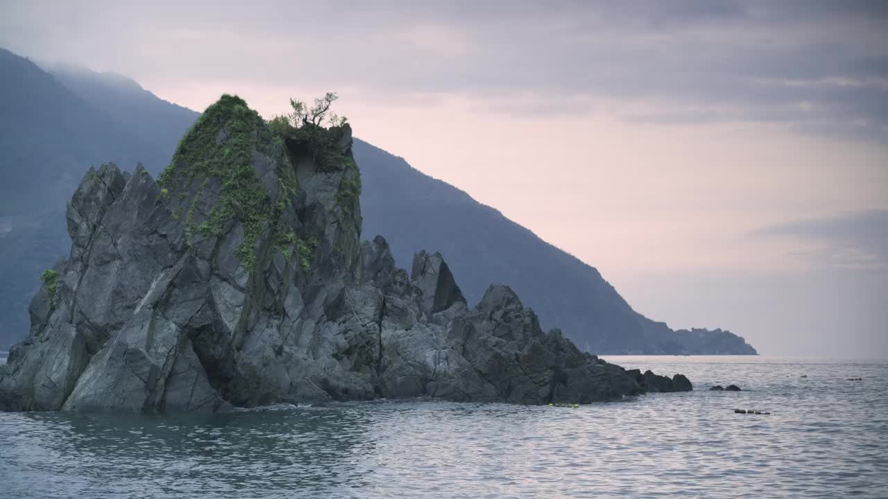 宁静的黄昏潮汐:日落时的岩石湾。苏澳、台湾。视频素材