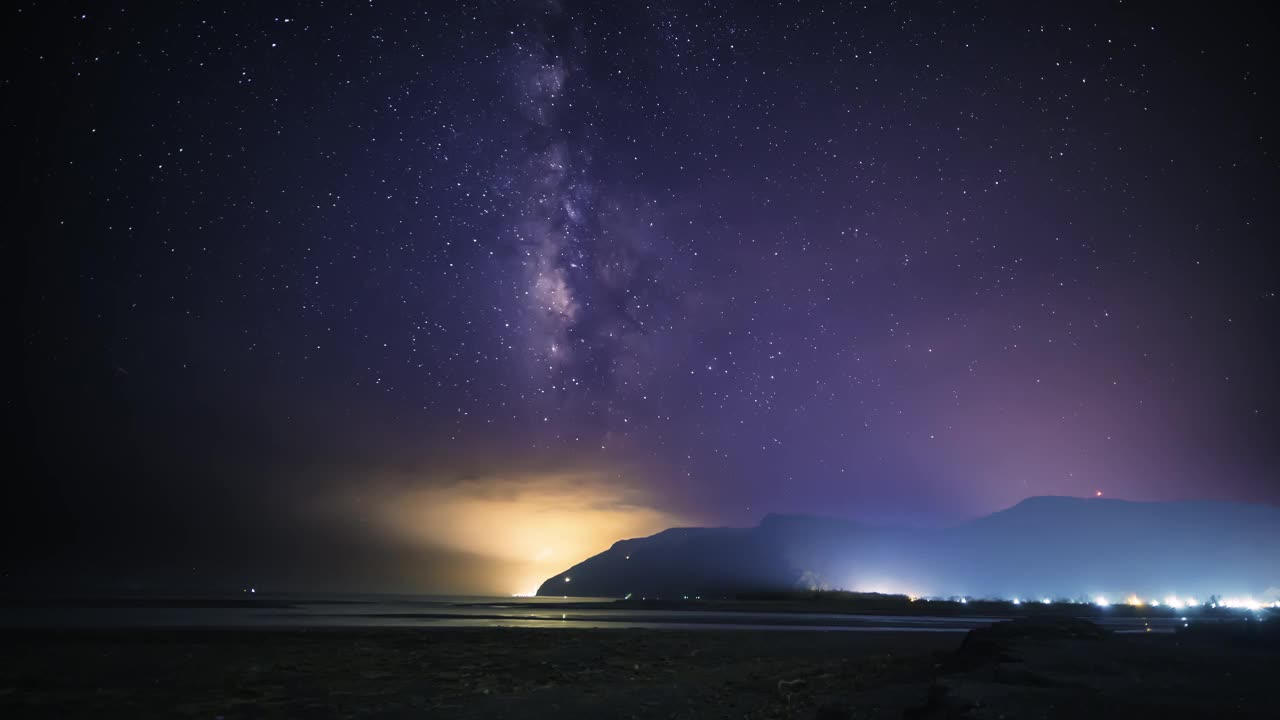 台湾沿海山脉的夜空。视频下载