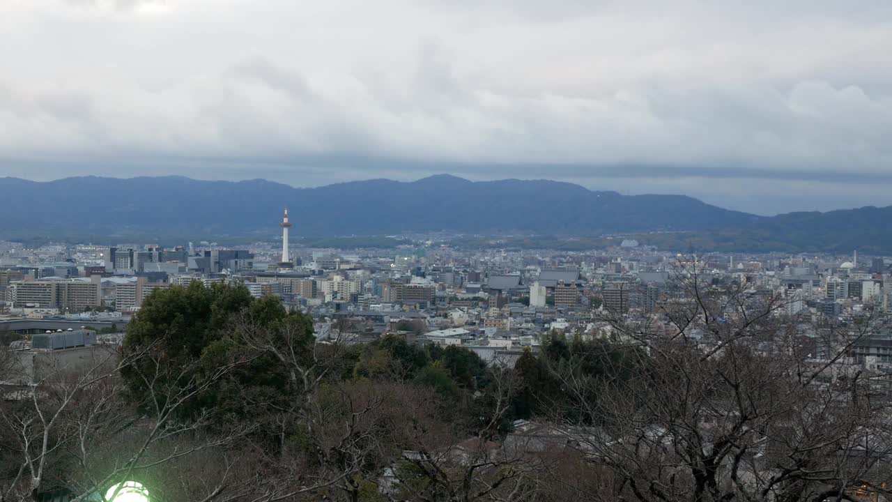 日本京都，天空乌云密布，雨后的京都塔鸟瞰图。山景视频下载