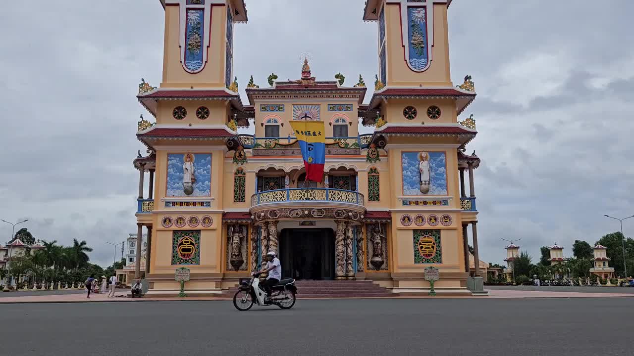 日落时分，越南德宁市曹代寺的正面。寺庙外美丽的建筑和装饰。视频下载