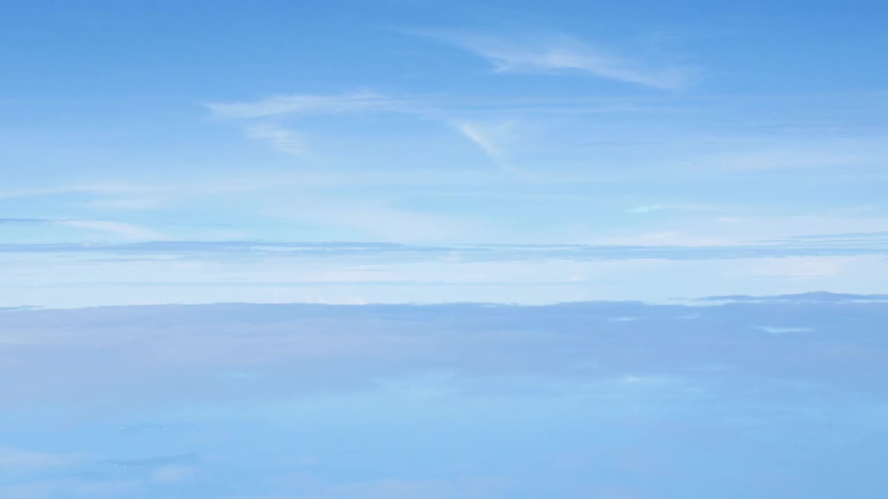 空中俯瞰云层和天空的灵感概念在电影中令人惊叹的空中飞行在白色蓬松的云景在高海拔的天空视频下载