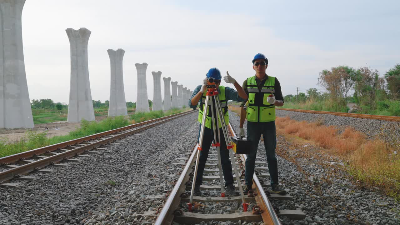 工程师或技术人员正在检查和测量桥梁桥墩的建设，以建立一个运输系统，工程概念，施工，基础设施系统。视频下载