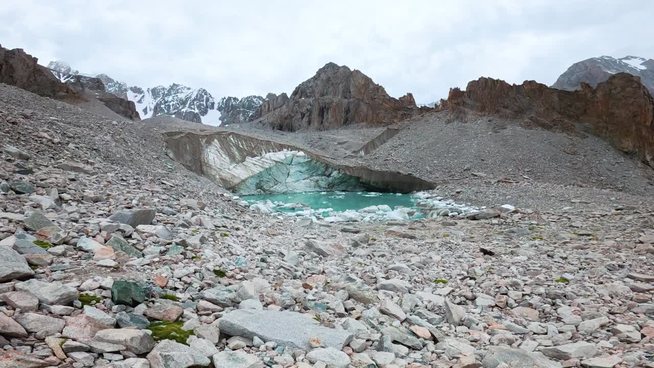 山上的冰湖视频下载