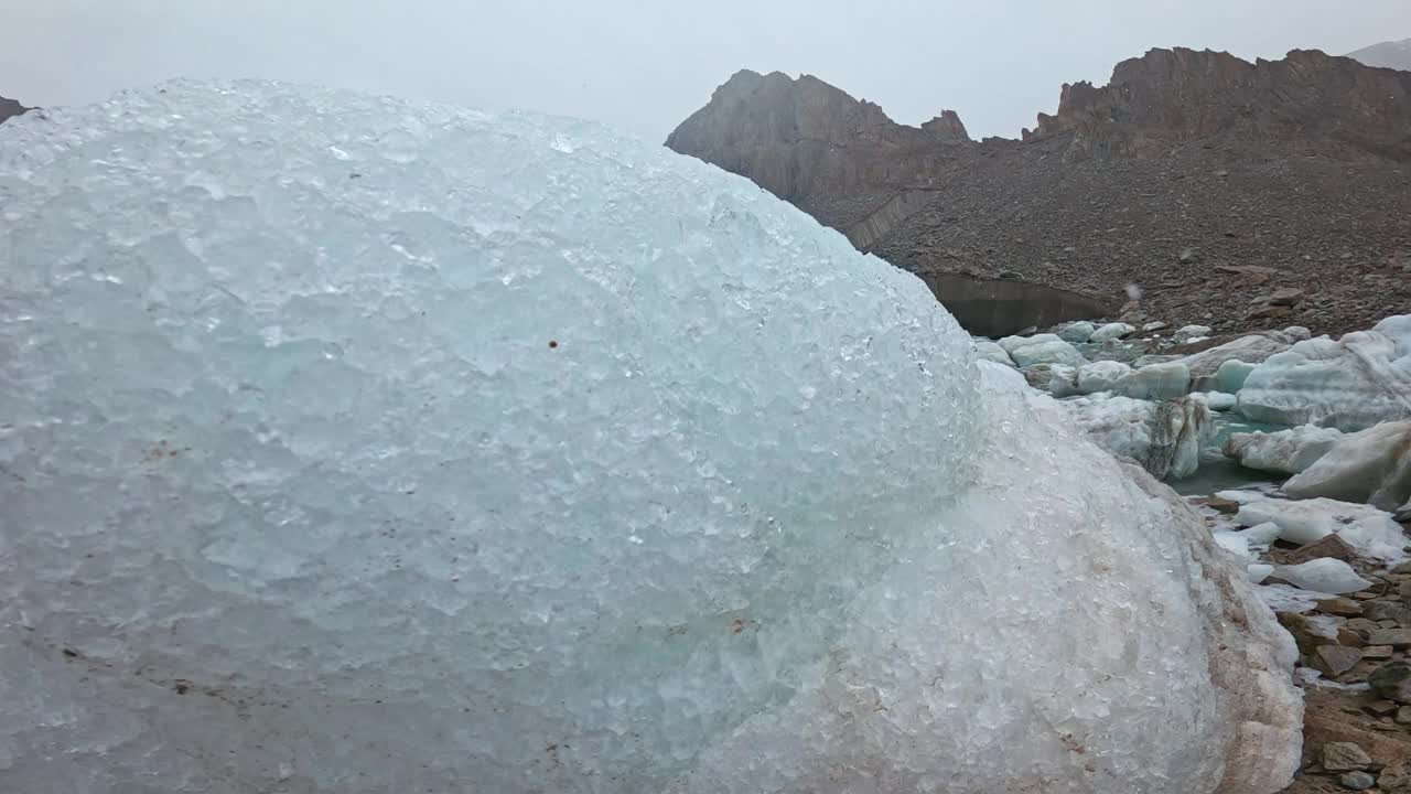 吉尔吉斯斯坦山区的冰川视频素材