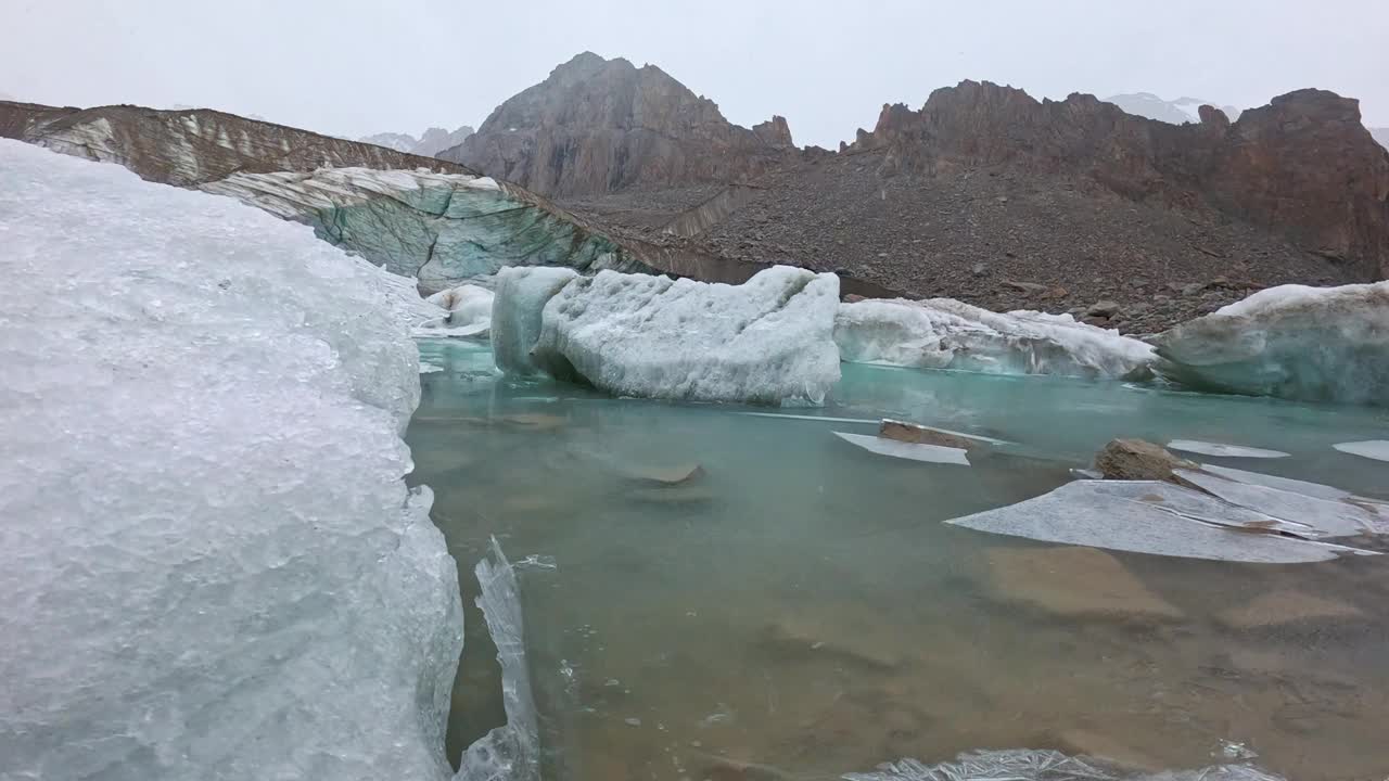 大冰湖在山上视频素材