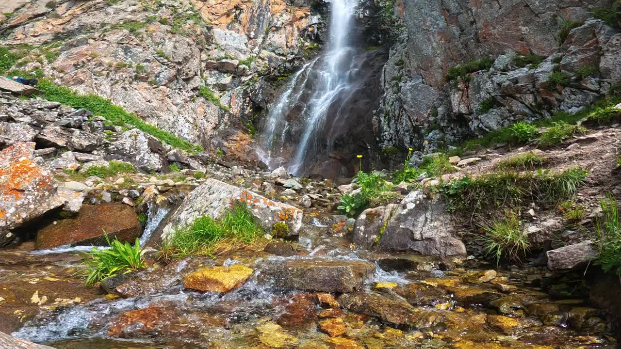 以瀑布为背景的山间河流视频下载