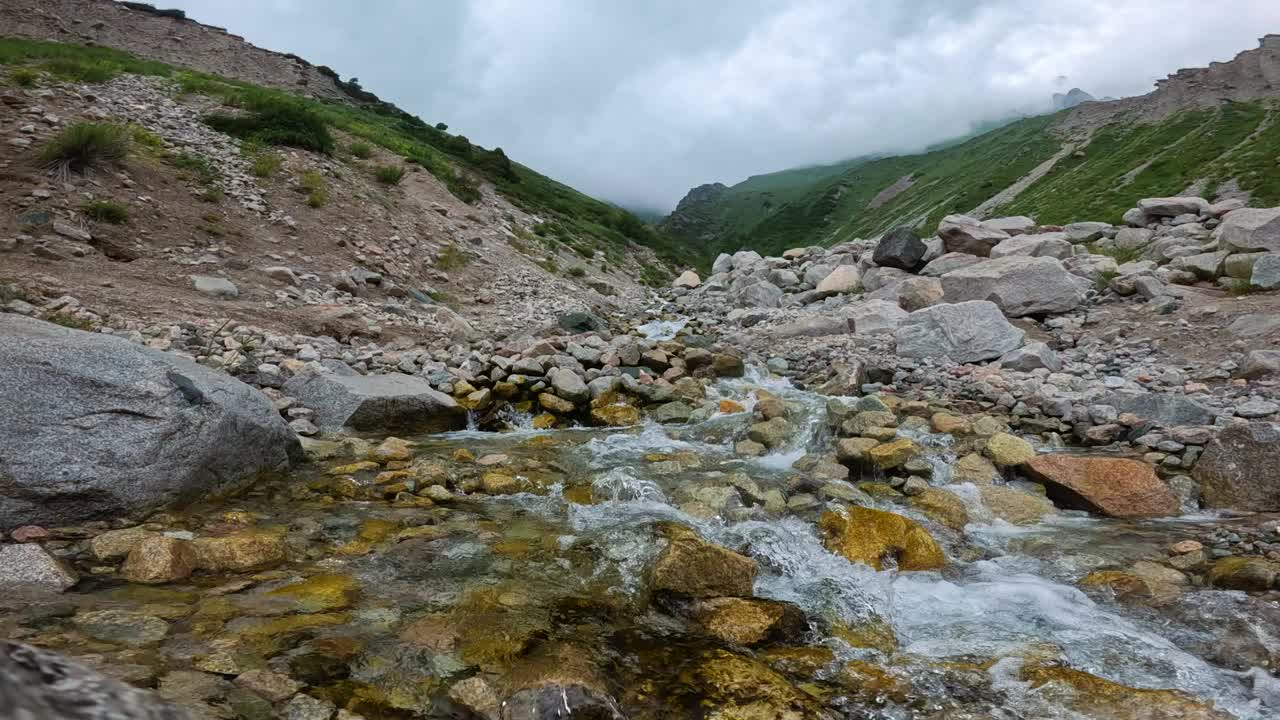 吉尔吉斯斯坦的山河视频下载