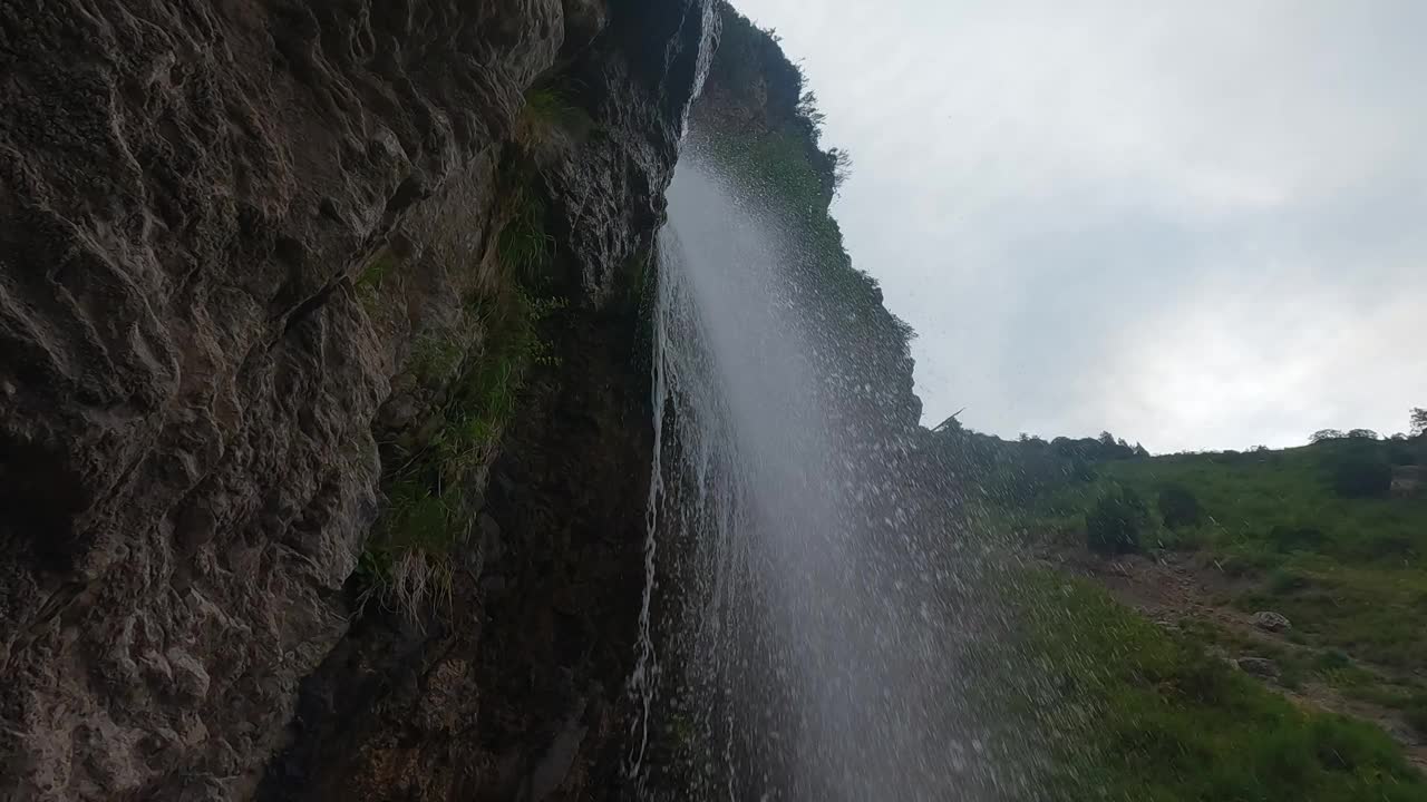 瀑布从山上流下来视频下载