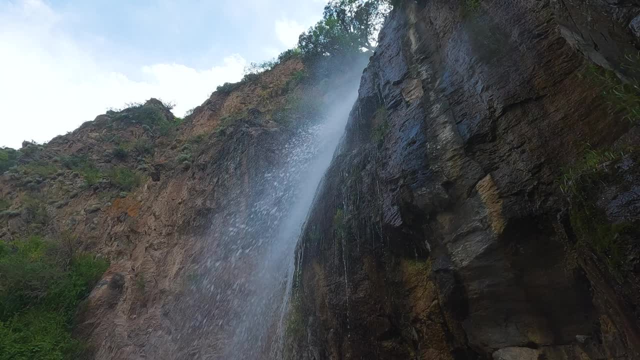 吉尔吉斯斯坦凯格蒂峡谷的瀑布视频素材