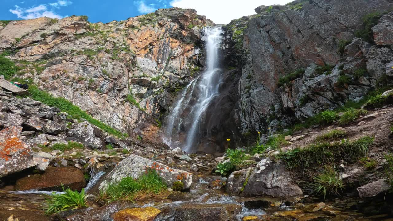 吉尔吉斯斯坦阿拉阿恰山区的瀑布视频素材