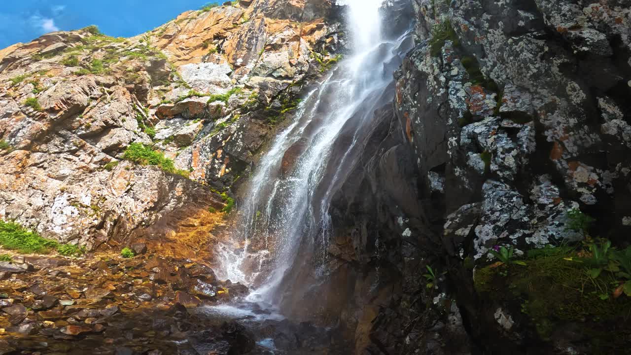 吉尔吉斯斯坦山区的瀑布视频素材