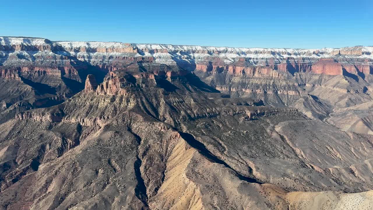 大峡谷的鸟瞰图和白雪皑皑的悬崖视频素材