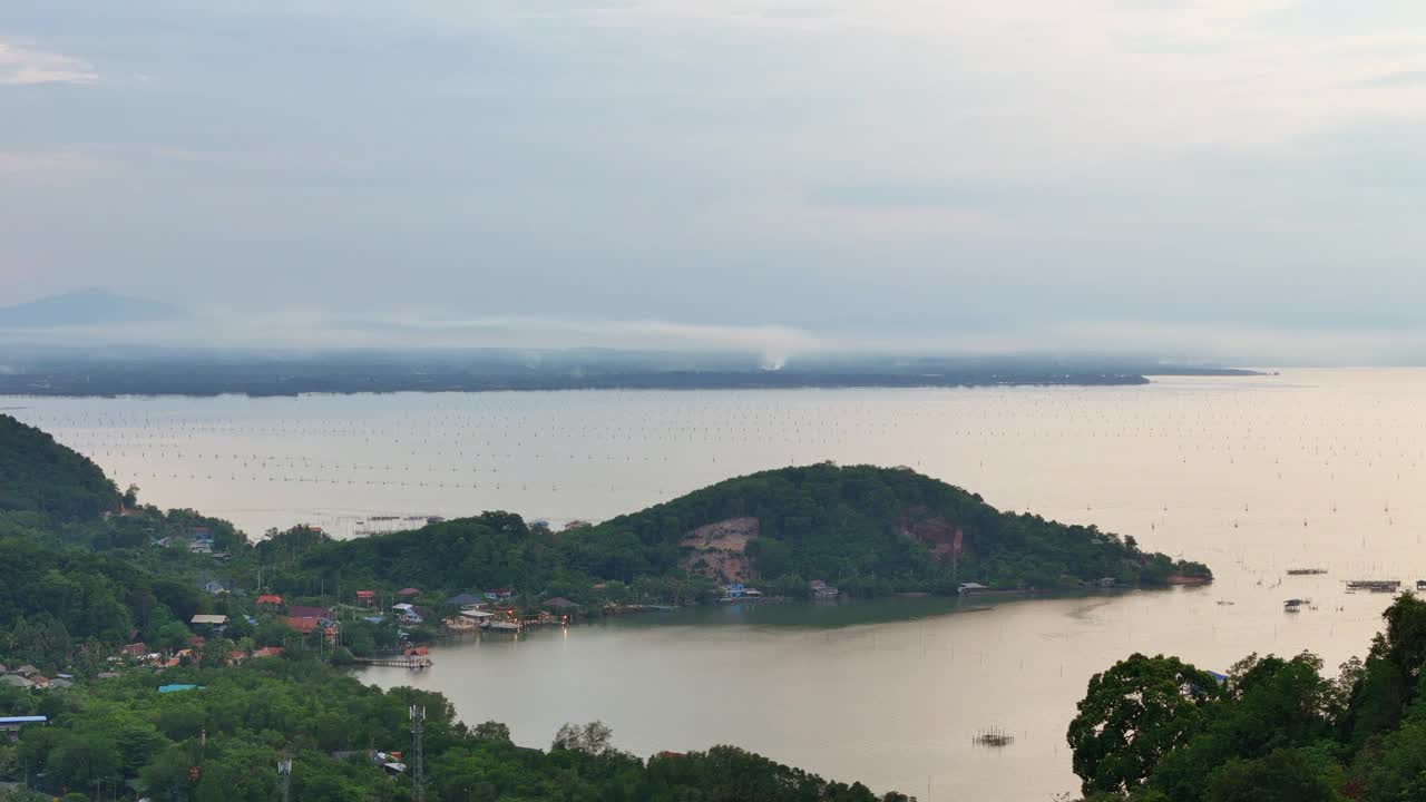 雨后日落时岛上一个小村庄的航拍视频视频素材