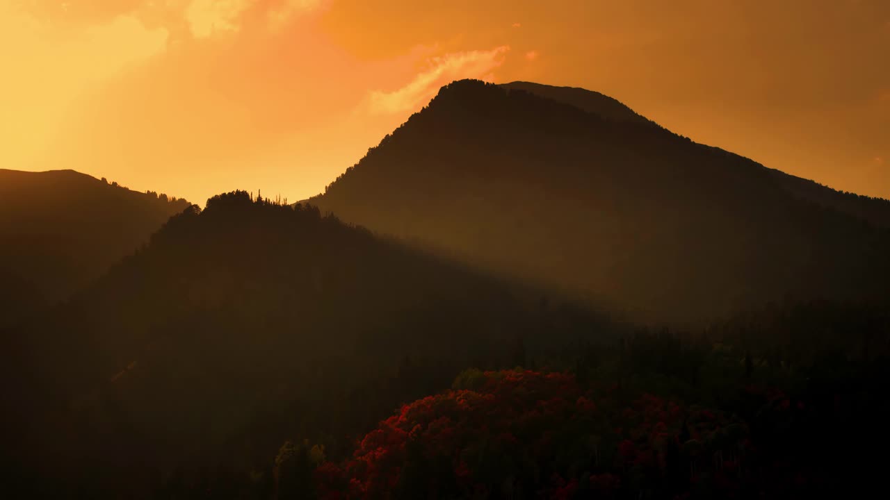 夕阳下金色的光芒照亮了山脉视频素材