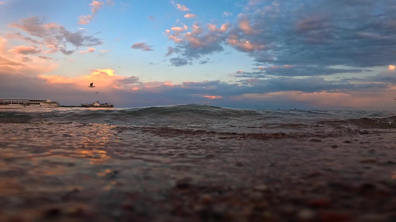 有波浪的黄昏海滩视频素材