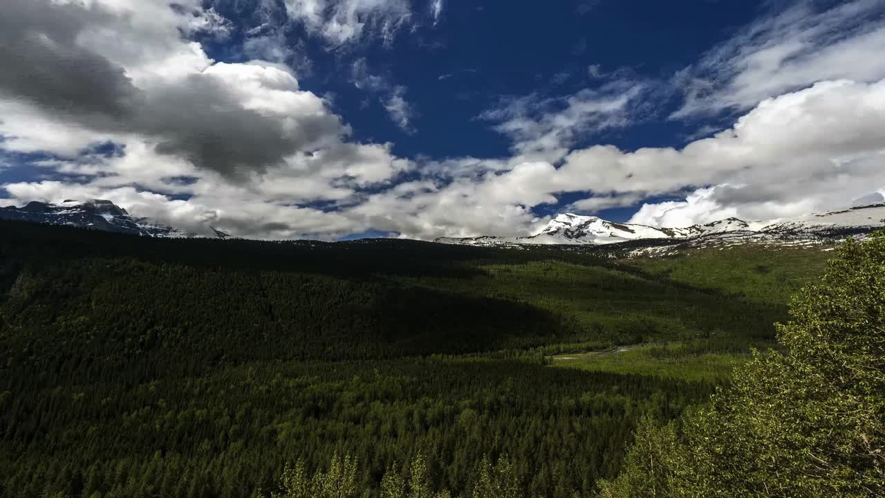 云在山林山谷上移动视频素材