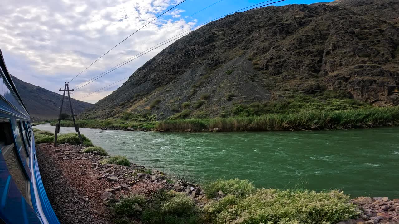 火车经过山里的一条大河视频下载