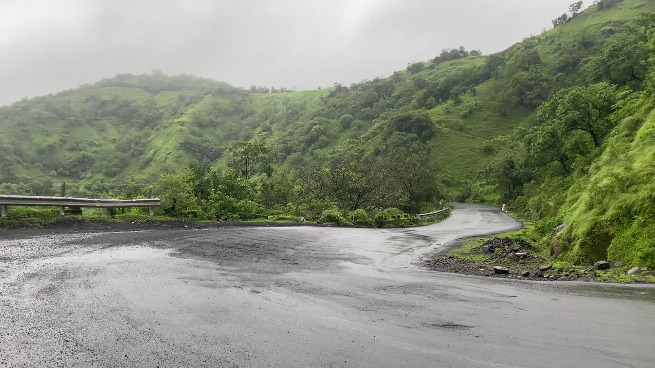 印度马哈拉施特拉邦季风期间穿过康坎昆巴利山的道路。视频下载