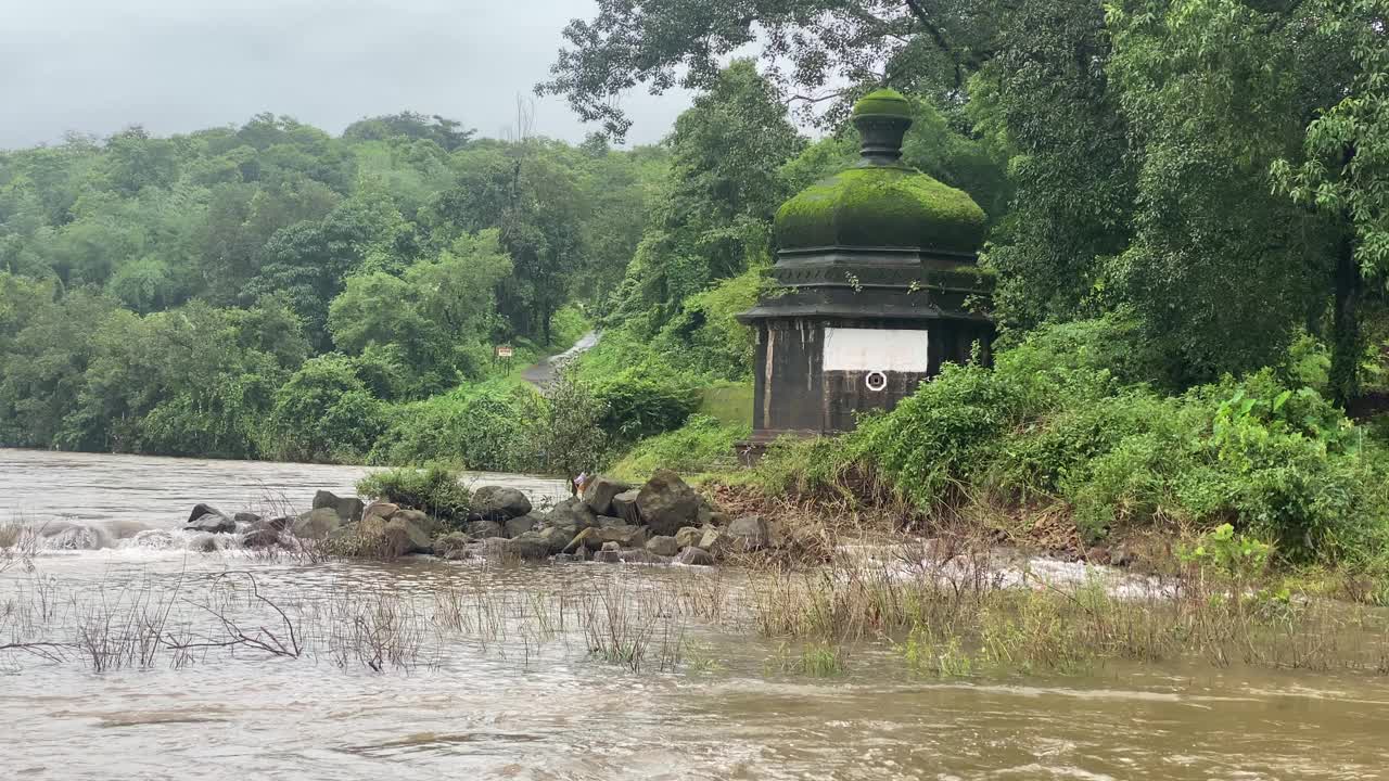 康坎sangameshwar寺庙附近的河水在季风期间上涨视频下载