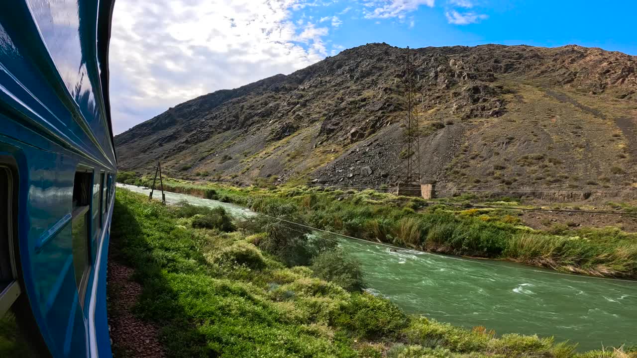 火车穿过一片多山的风景视频素材