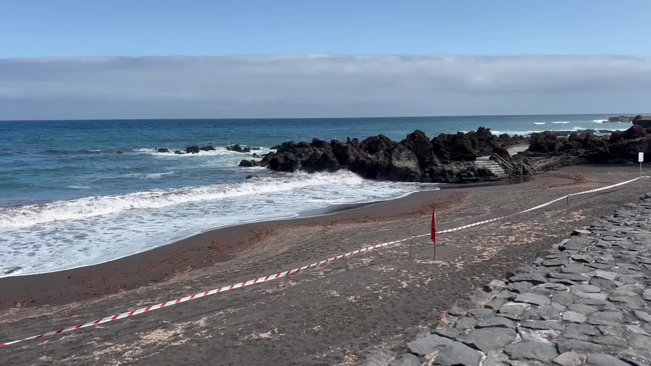 普拉亚Jardín在Puerto de la Cruz，由于加纳利群岛特内里费岛的污染而关闭视频下载