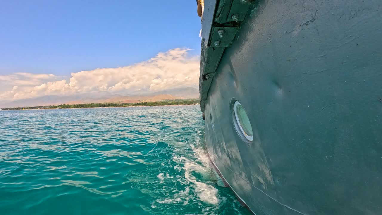 游艇驶离海岸视频素材