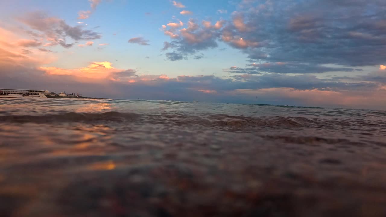 晚上在海滩上进行水下拍摄视频素材