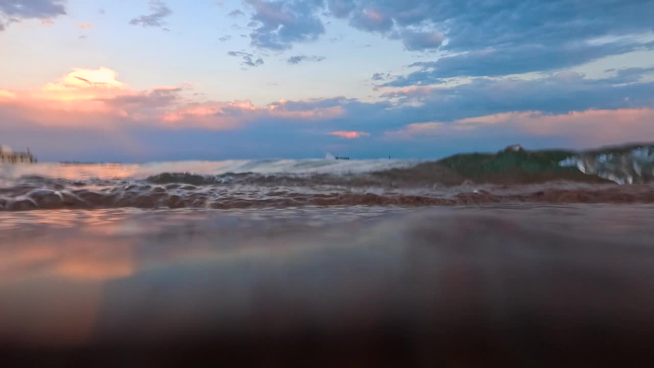 在海滩上进行水下拍摄视频下载