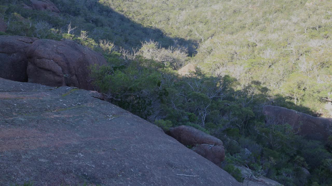 塔斯马尼亚州Freycinet国家公园的葡萄酒杯湾美景全景视频下载