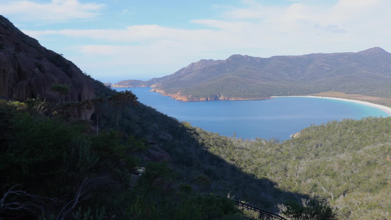 塔斯马尼亚州Freycinet国家公园的葡萄酒杯湾美景全景视频下载