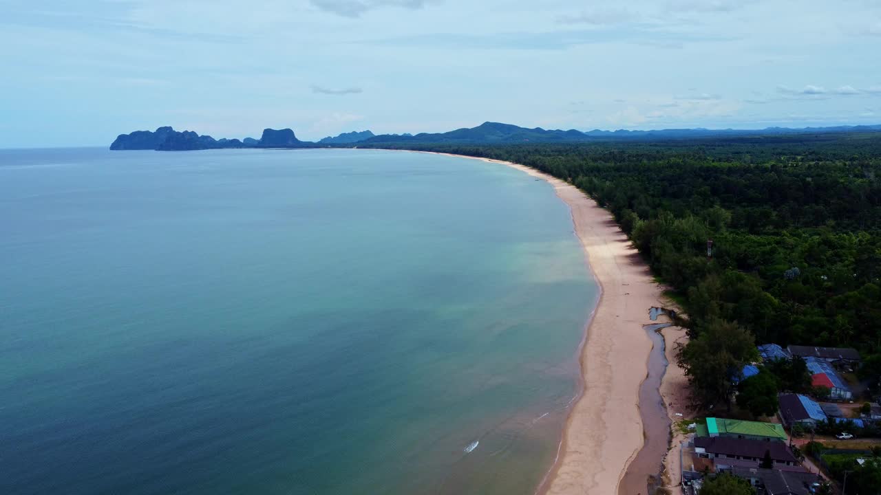 美丽的热带大海与白色的沙滩在清澈的蓝天，泰国。视频下载