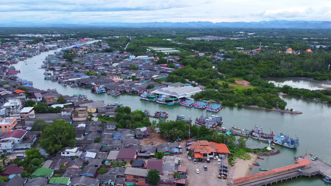 泰国春蓬省河口地区北南泗川渔村和海湾鸟瞰图。视频素材