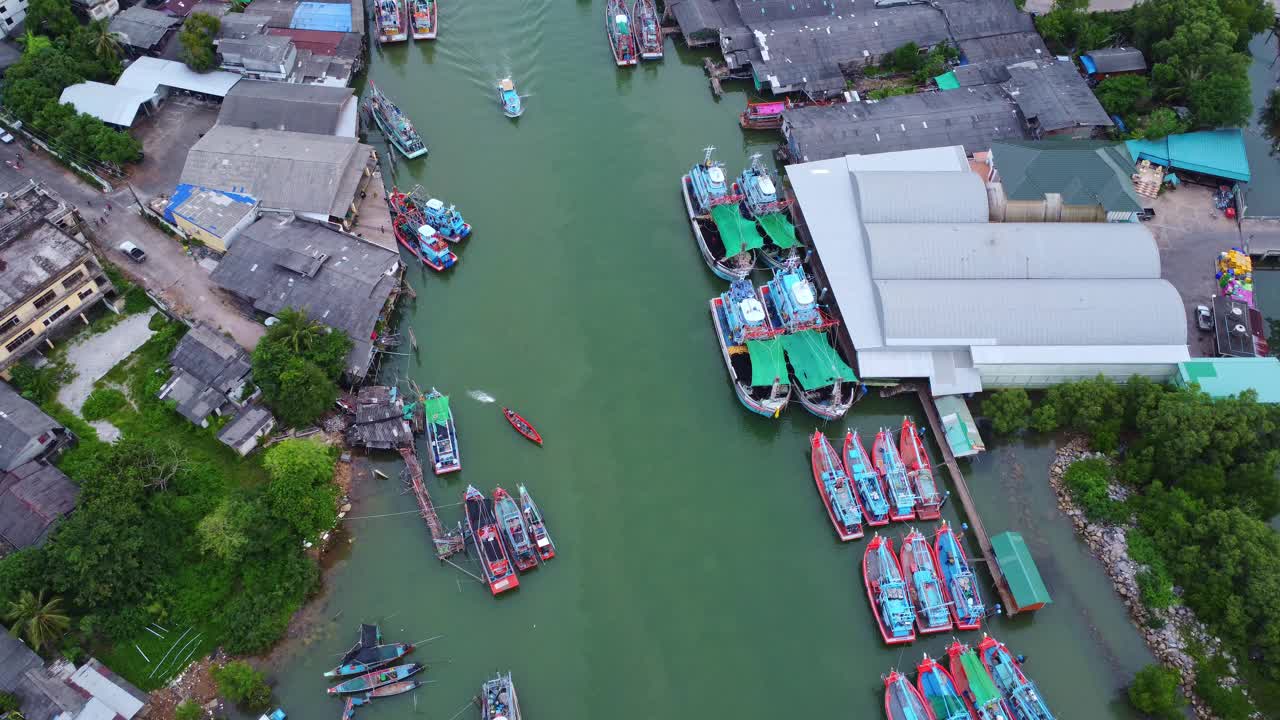 泰国春蓬省河口地区北南泗川渔村和海湾鸟瞰图。视频素材