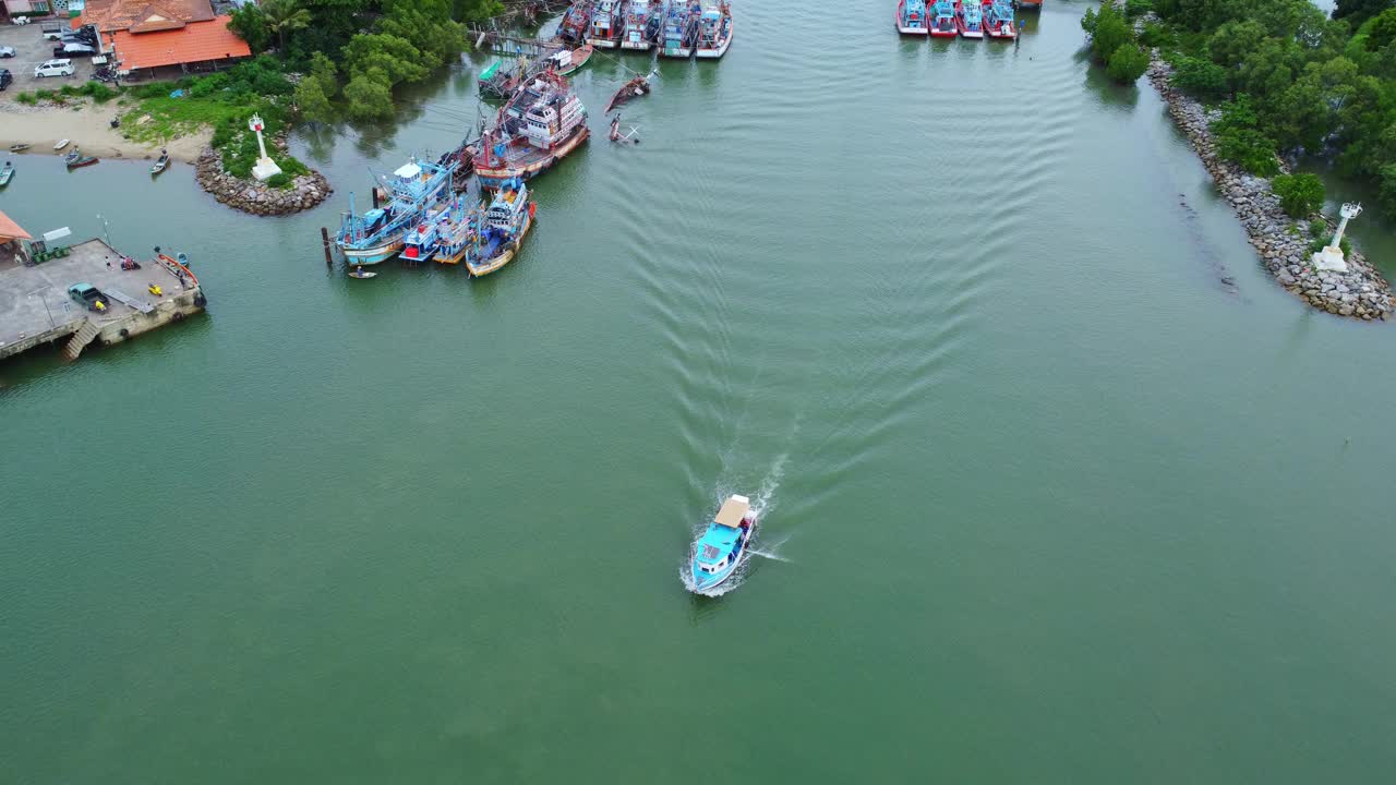 泰国春蓬省河口地区北南泗川渔村的渔船和海湾鸟瞰图。视频下载