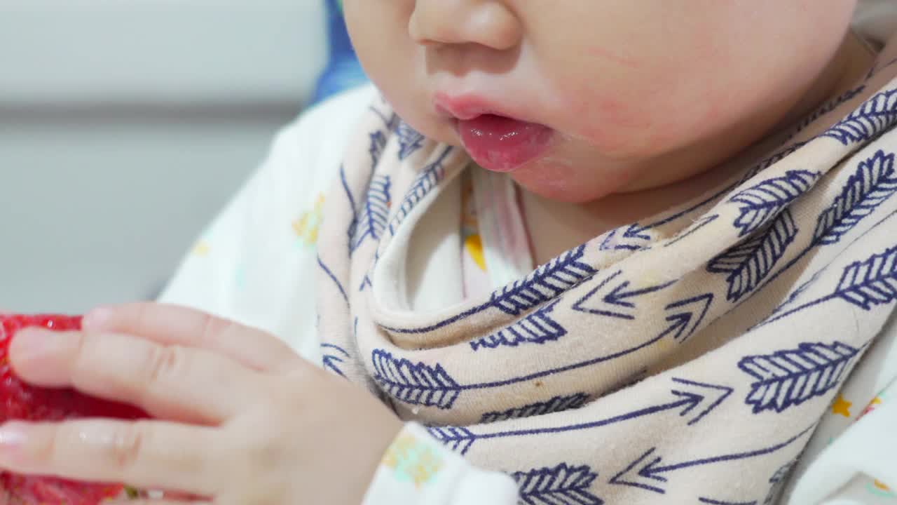 小男孩在吃草莓当早餐
日出视频下载