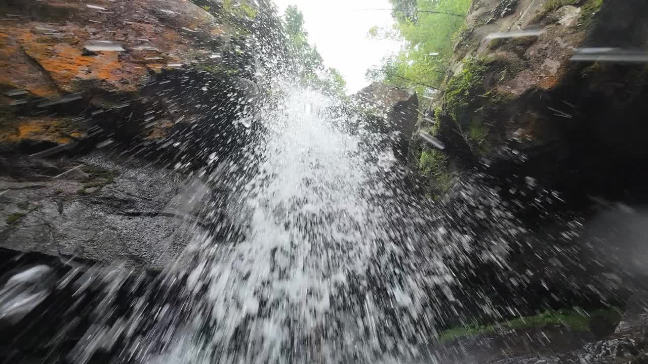 山泉水山泉水在溪中视频下载