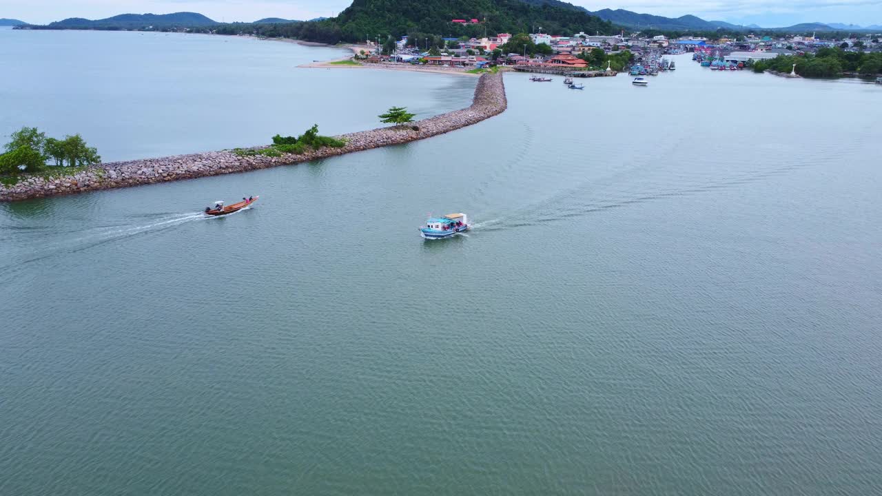 泰国春蓬省河口地区北南泗川渔村的渔船和海湾鸟瞰图。视频下载