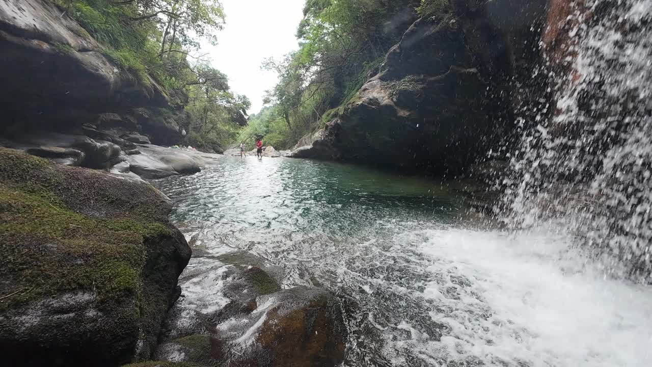 山泉水山泉水在溪中视频下载