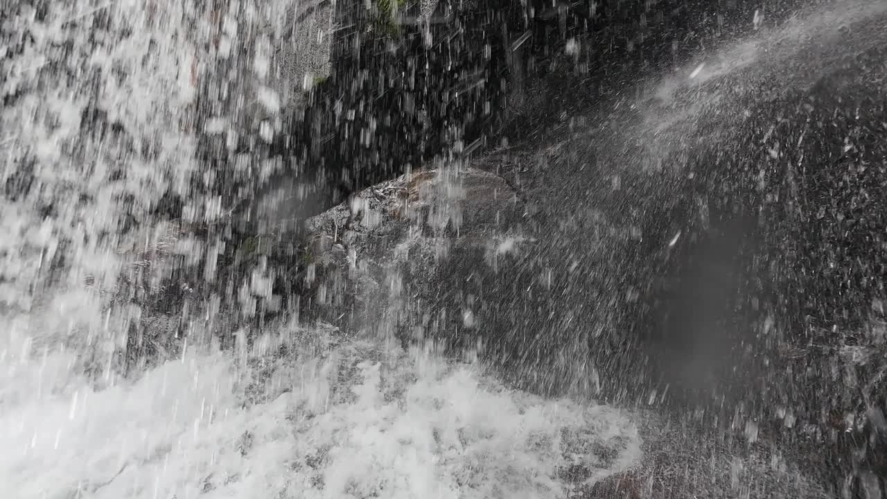 山泉水山泉水在溪中视频下载