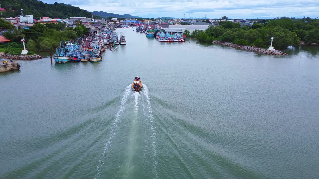 泰国春蓬省河口地区北南泗川渔村的渔船和海湾鸟瞰图。视频下载