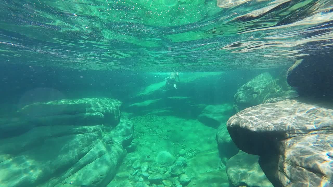 山泉水山泉水在溪中视频素材