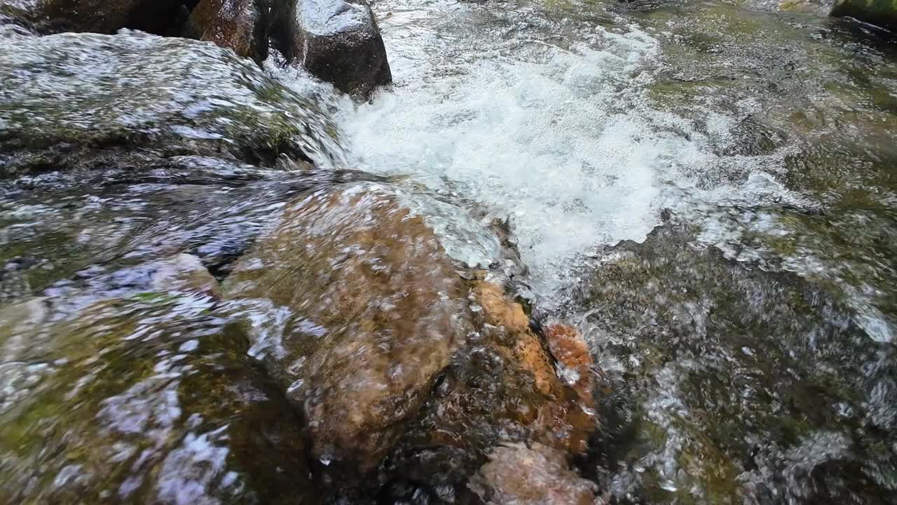 山泉水山泉水在溪中视频下载