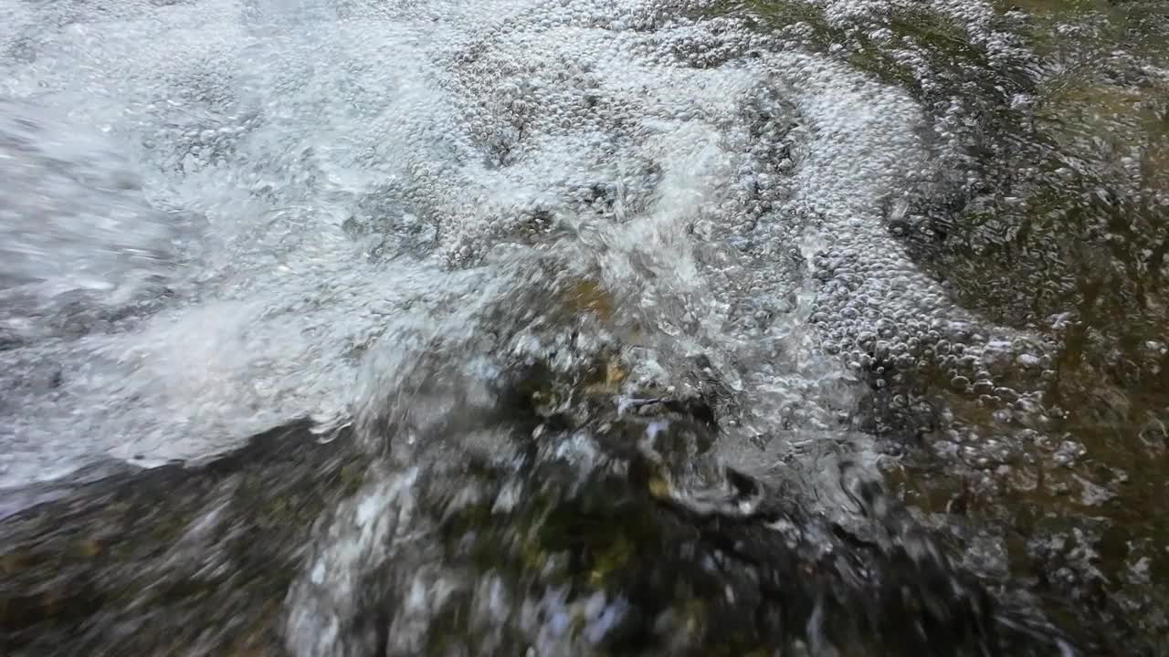 山泉水山泉水在溪中视频下载