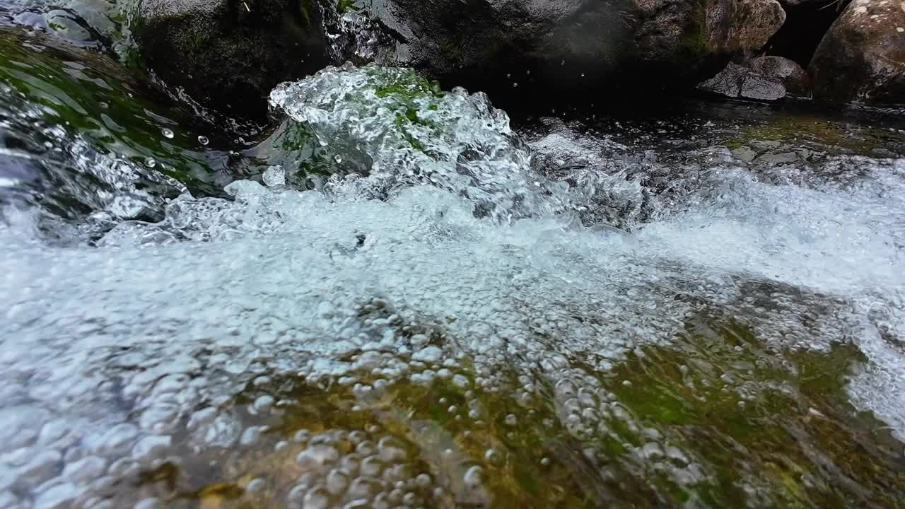 山泉水山泉水在溪中视频下载