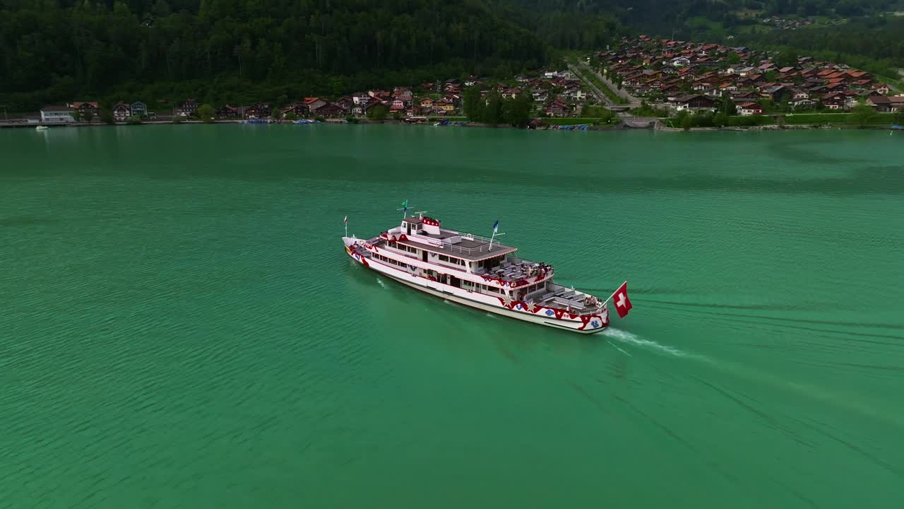 在阿尔卑斯山之间的湖岸上，无人机拍摄的传统瑞士房屋的屋顶。Brienz,瑞士。瑞士布里恩茨市的无人机航拍画面。夏天在瑞士旅行视频素材