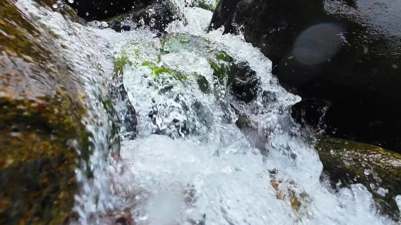 山泉水山泉水在溪中视频下载