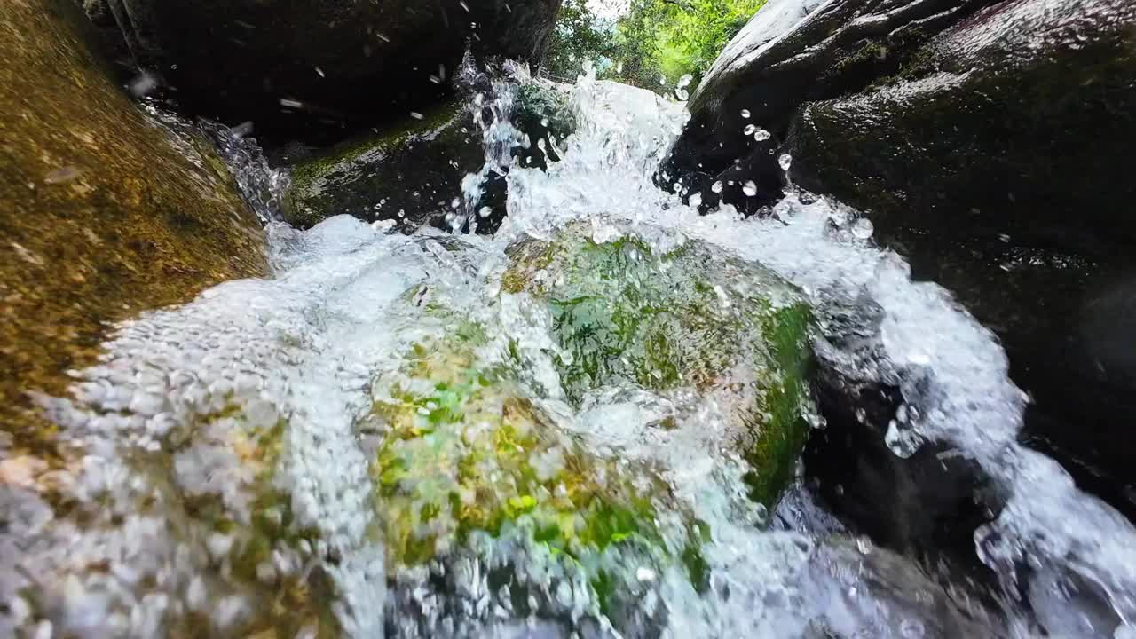 山泉水山泉水在溪中视频下载