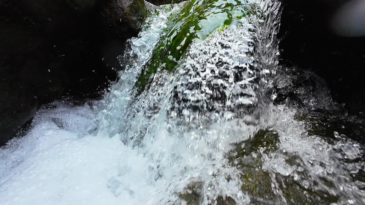 山泉水山泉水在溪中视频下载