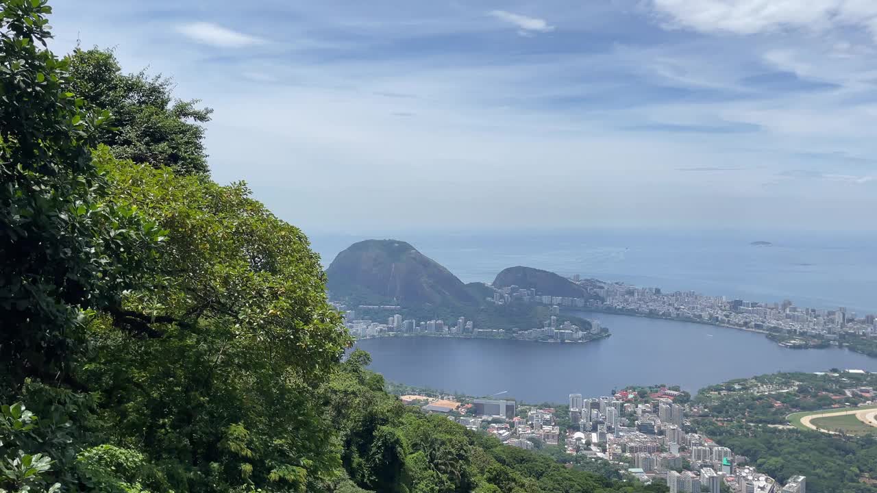 里约热内卢的城市景观美丽的自然海岸线从山上看视频下载