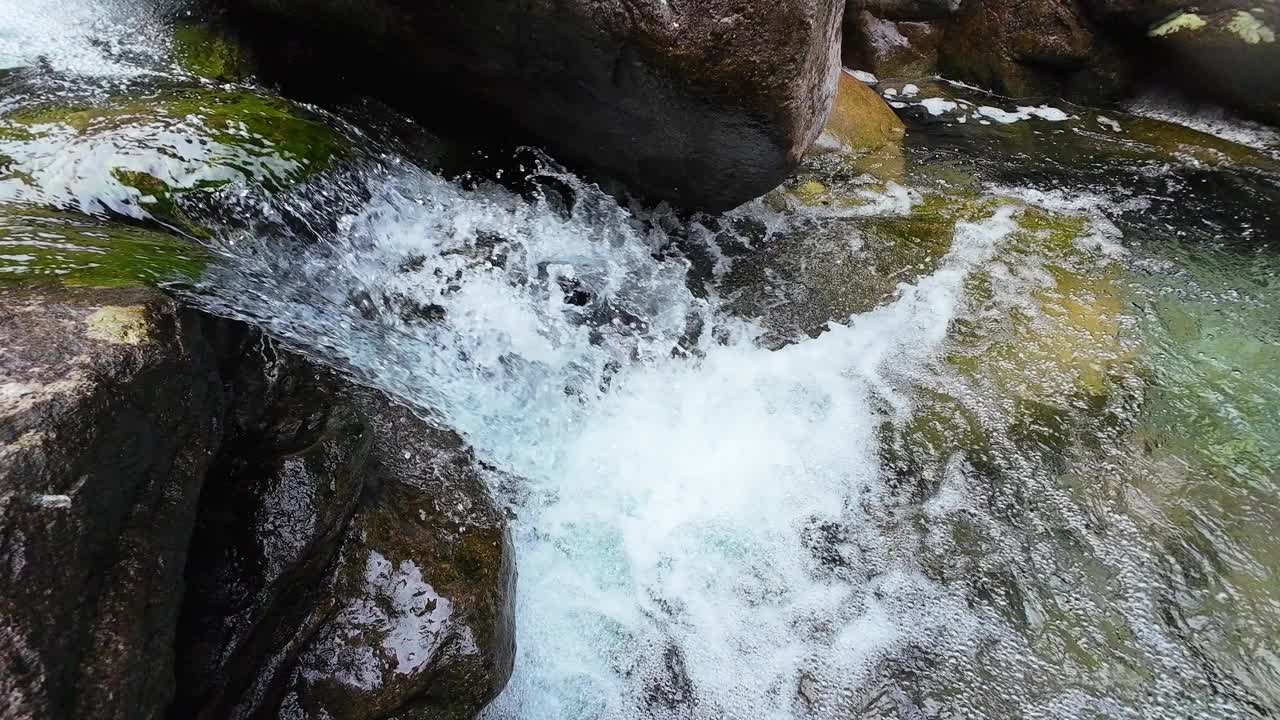 山泉水山泉水在溪中视频素材